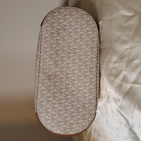 Michael Kors Handbag - Picture 5 of 16